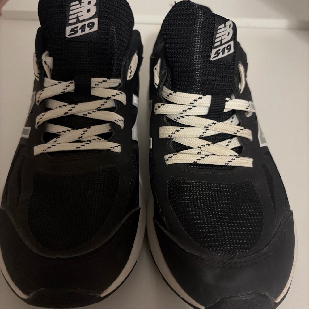 New Balance  519 running sneakers Big Boys Black and White sz 5